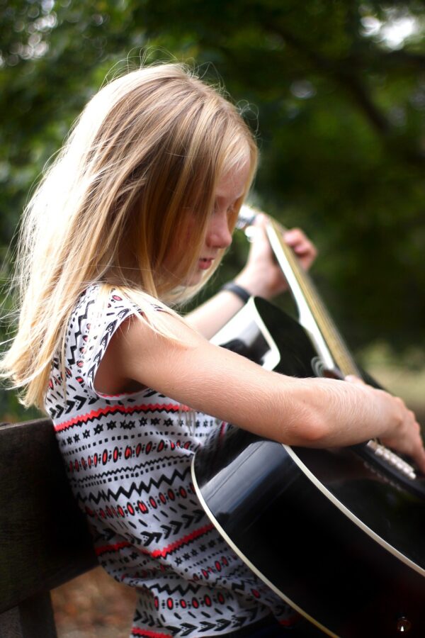 guitar, girl, musical instrument-5504131.jpg